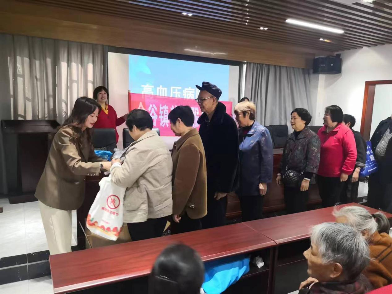 送知识 促康健—含谷镇养老效劳中心开展高血压防治讲座