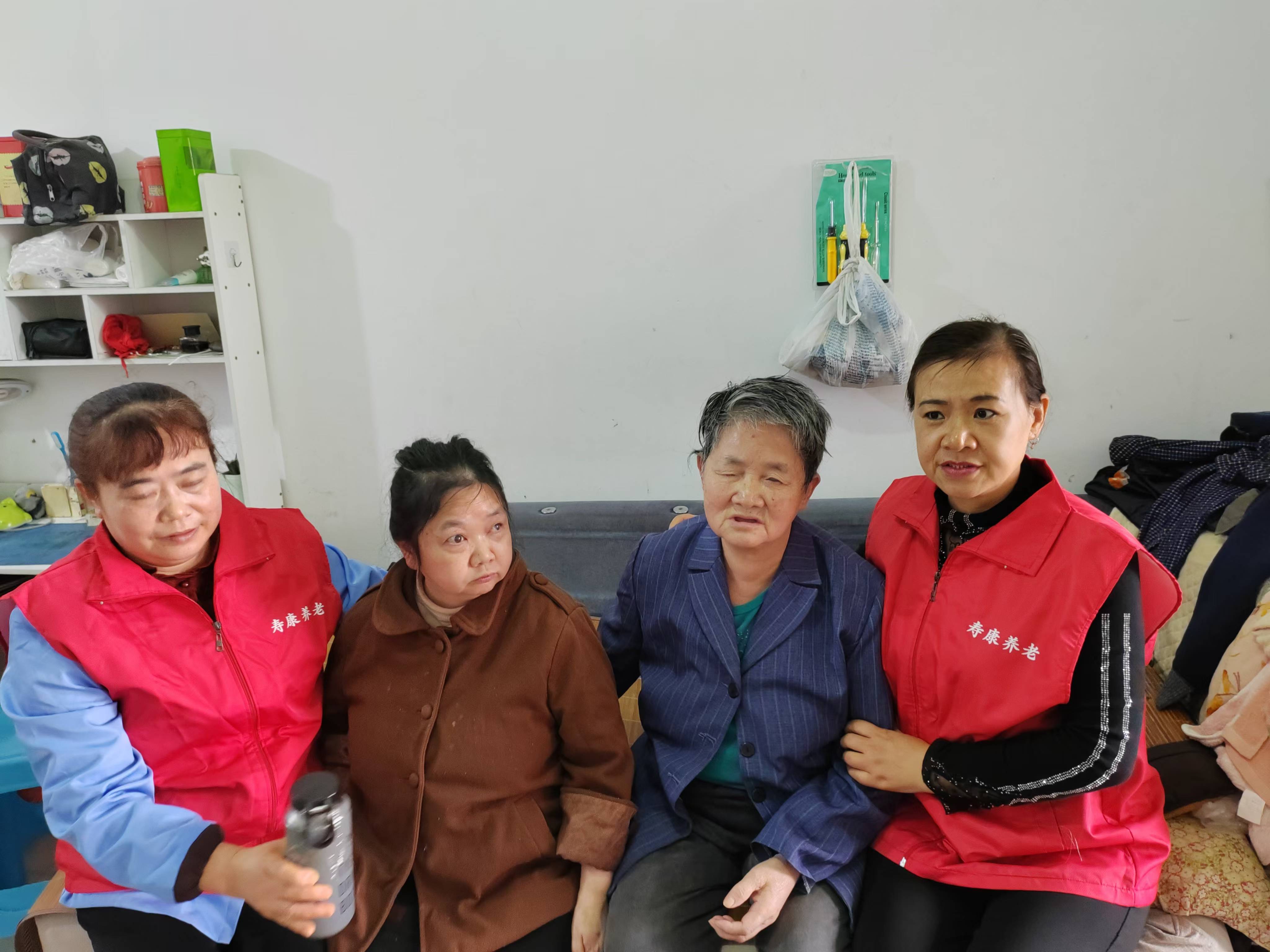 关爱失明老人，，，，，，转达温暖实力